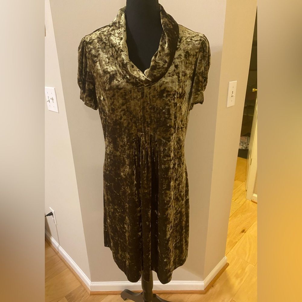 Madison Leigh size 12 crushed velvet feel puffed sleeve A line green dress.